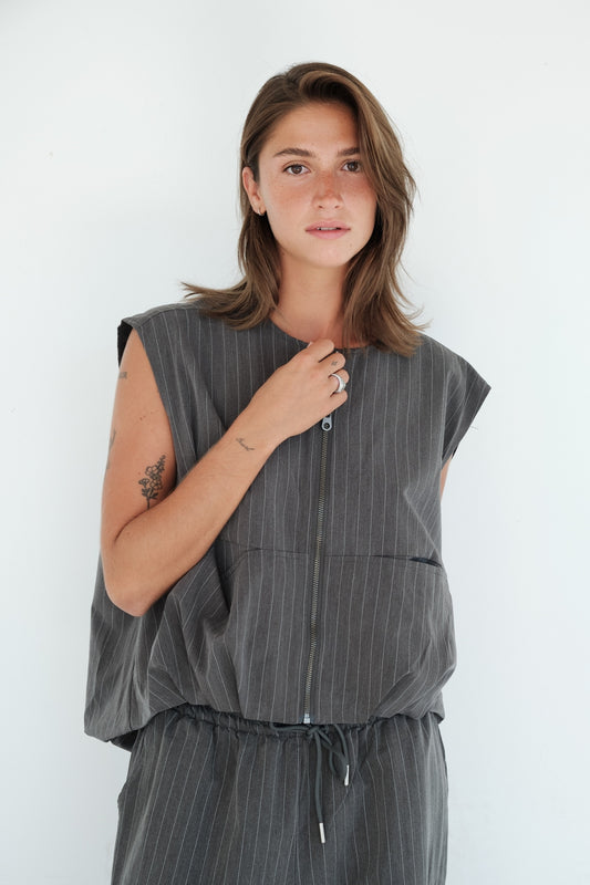 VESTE SANS MANCHE MILO GRISE
