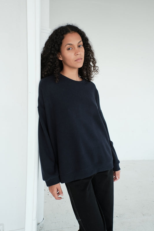 BILLIE NAVY SWEATSHIRT