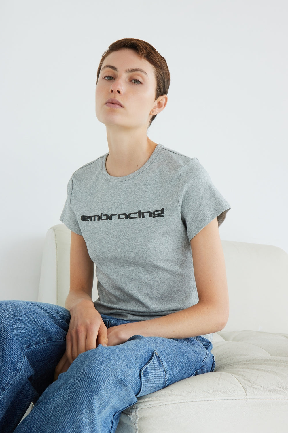 T-SHIRT EMBRACING GRIS