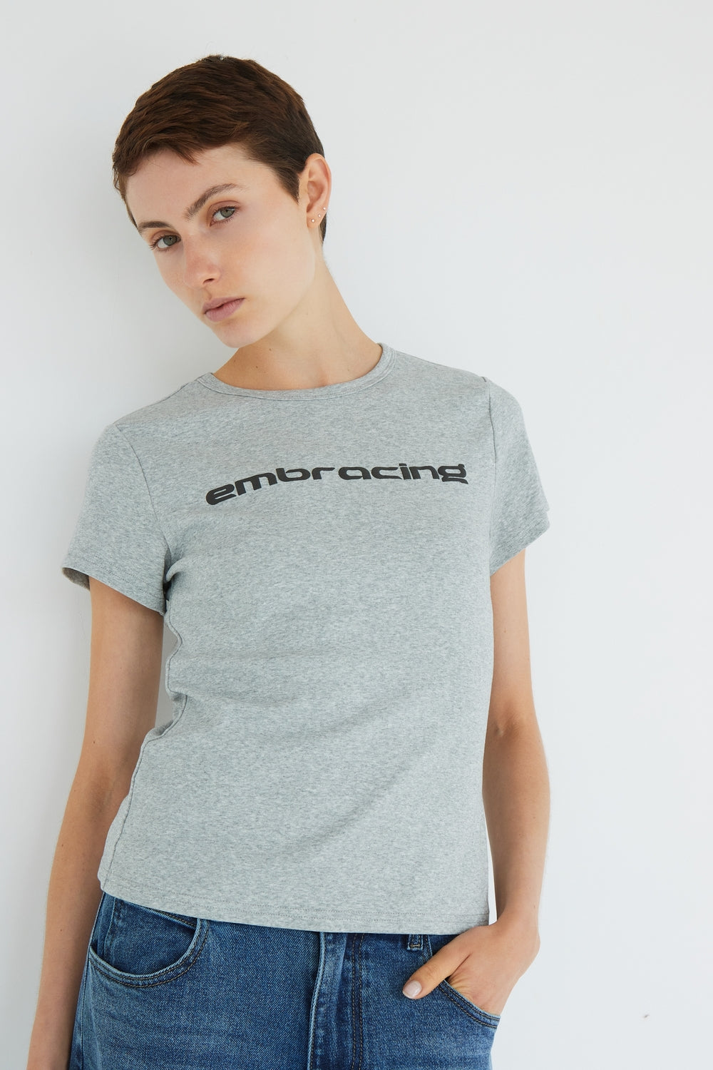 T-SHIRT EMBRACING GRIS