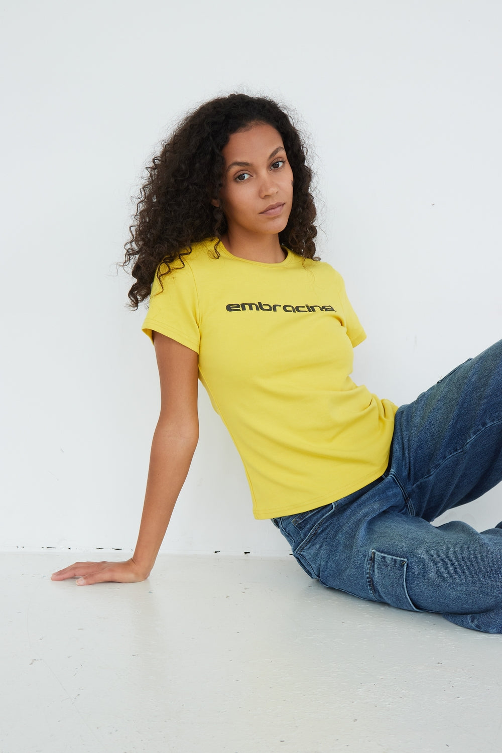 T-SHIRT EMBRACING JAUNE