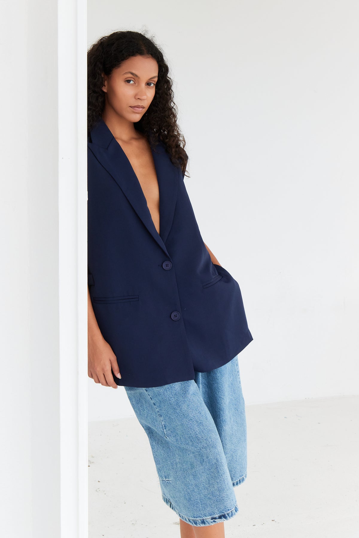 NEA BLACK SLEEVELESS JACKET
