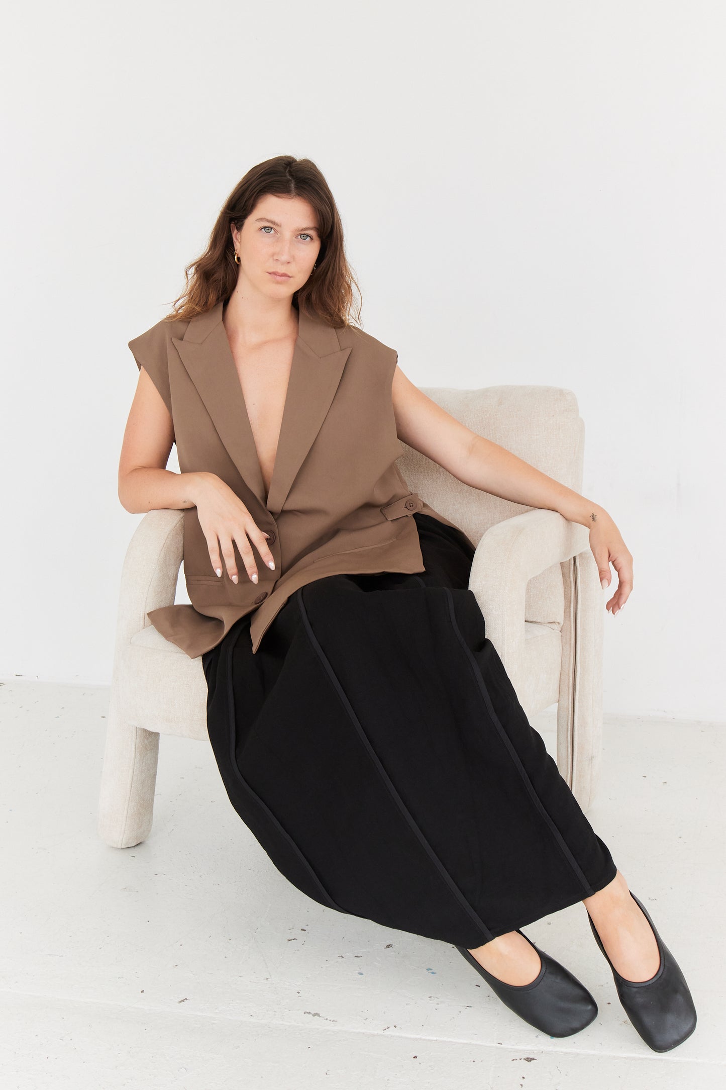 NEA BLACK SLEEVELESS JACKET