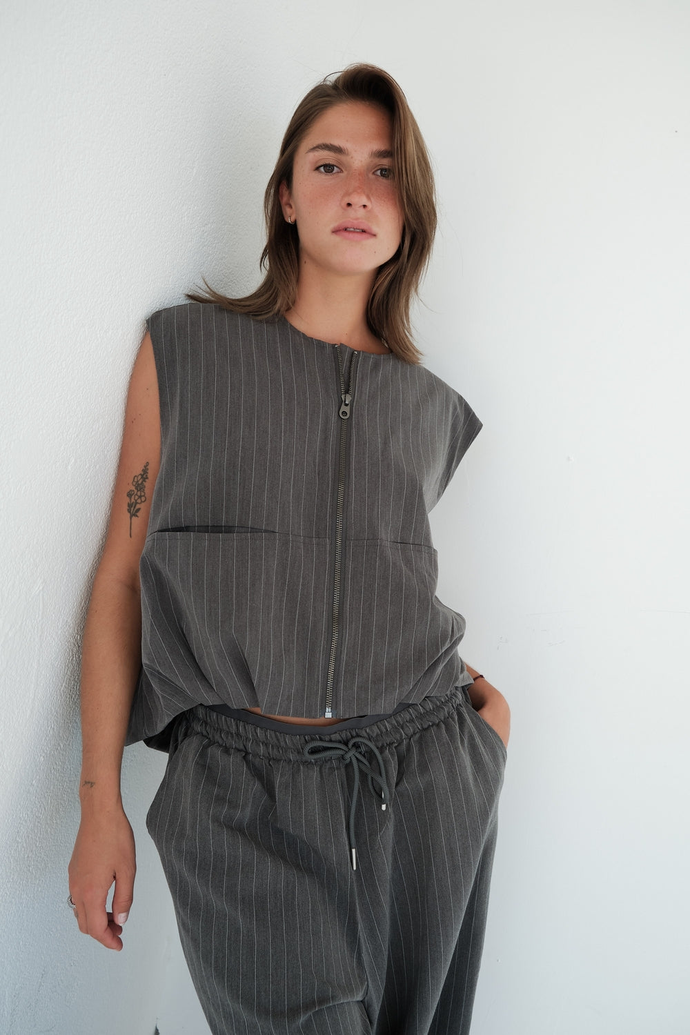 VESTE SANS MANCHE MILO GRISE